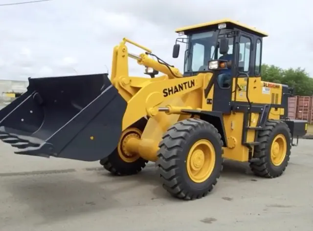 Фронтальный погрузчик для выполнения дорожных работ в Минске