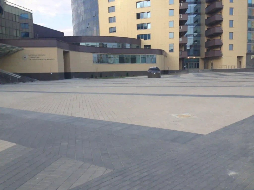 Устройство покрытий из бетонной и гранитной плитки