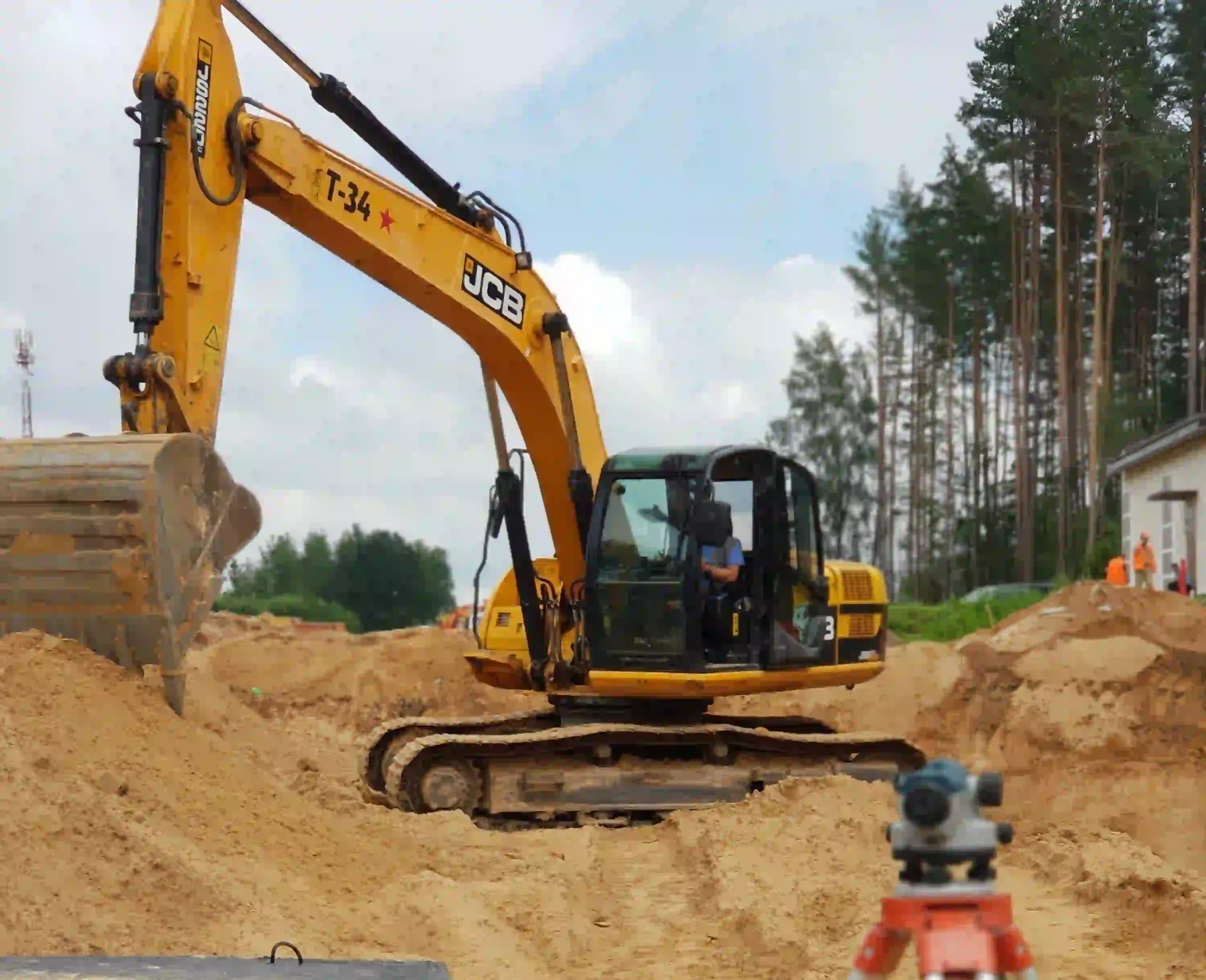 Экскаватор для выполнения дорожных работ в Минске