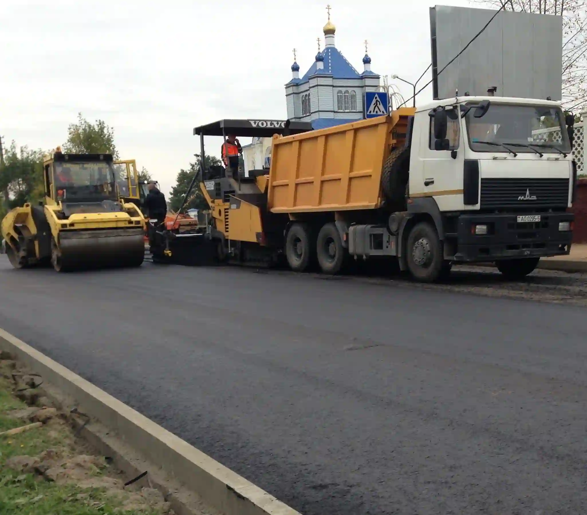 Асфальтирование дорог и подъездных проездов в Минске, укладка горячей смеси