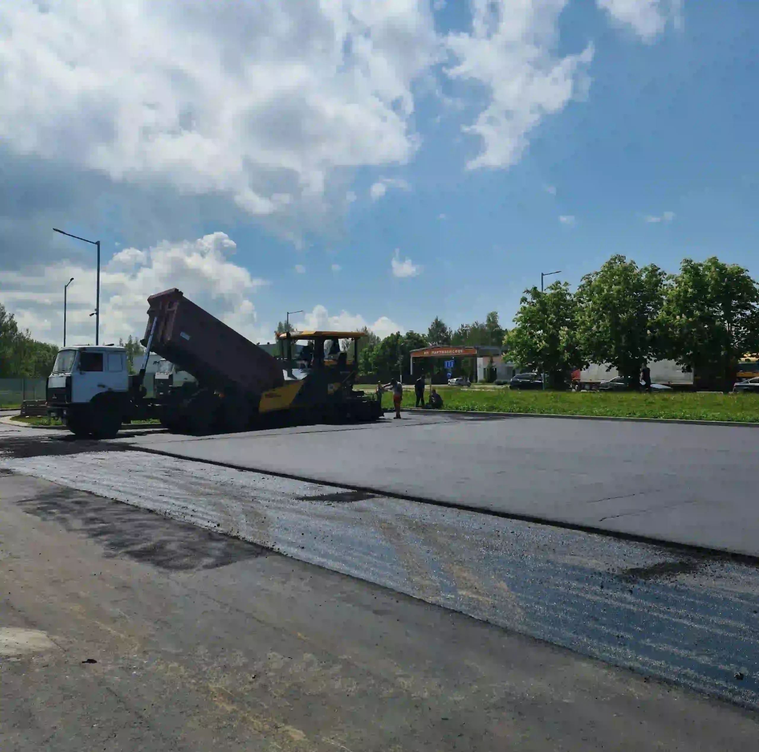 Асфальтирование парковки у торгового-объекта в Минске, подготовка основания и укладка