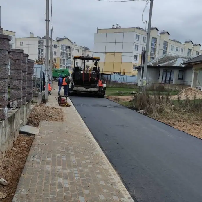 Укладка асфальта на подъезде к частному дому в Минске с примыканием к воротам
