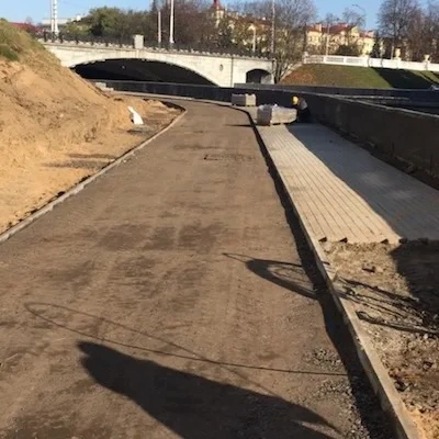 Устройство дорожного основания под асфальтобетон: корыто, уплотнённая смесь, установленный бордюр и тротуар — Минск