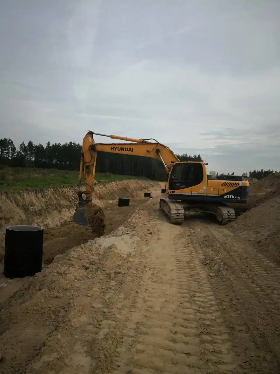 Рытьё траншей и обратная засыпка с канализацией экскаватором Hyundai.