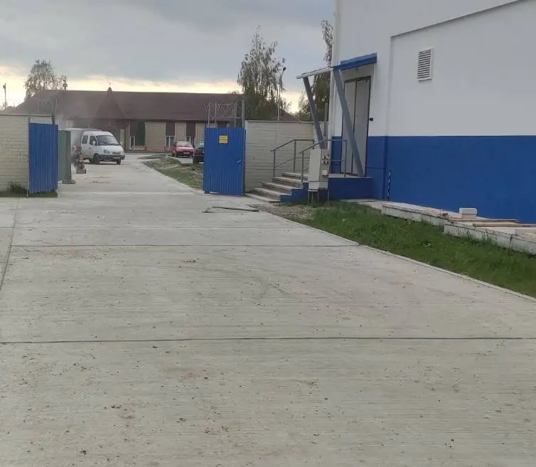 Бетонный подъезд и площадка с цементобетонным покрытием у административного здания