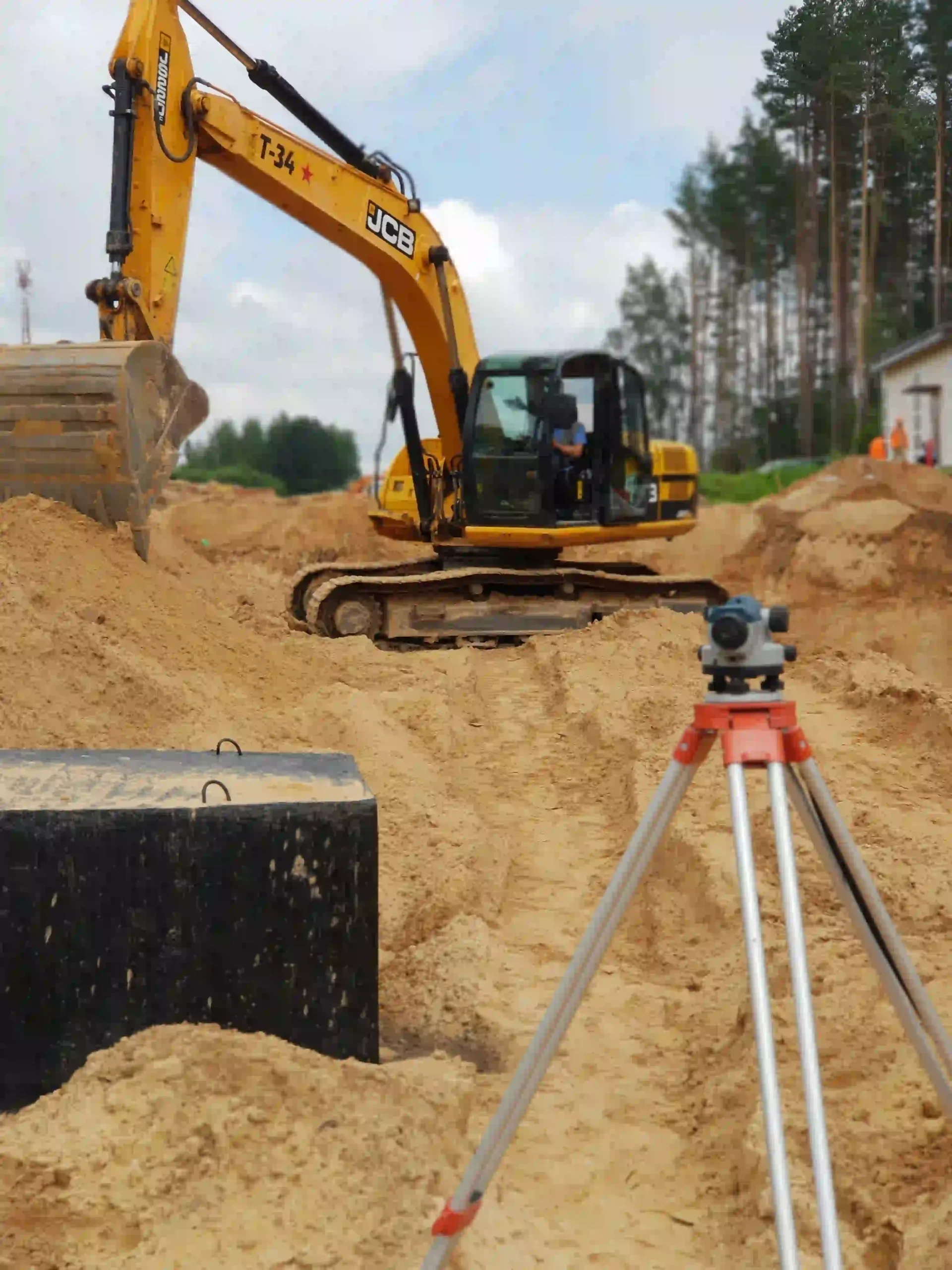 Обратная засыпка траншеи экскаватором JCB с контролем отметок нивелиром