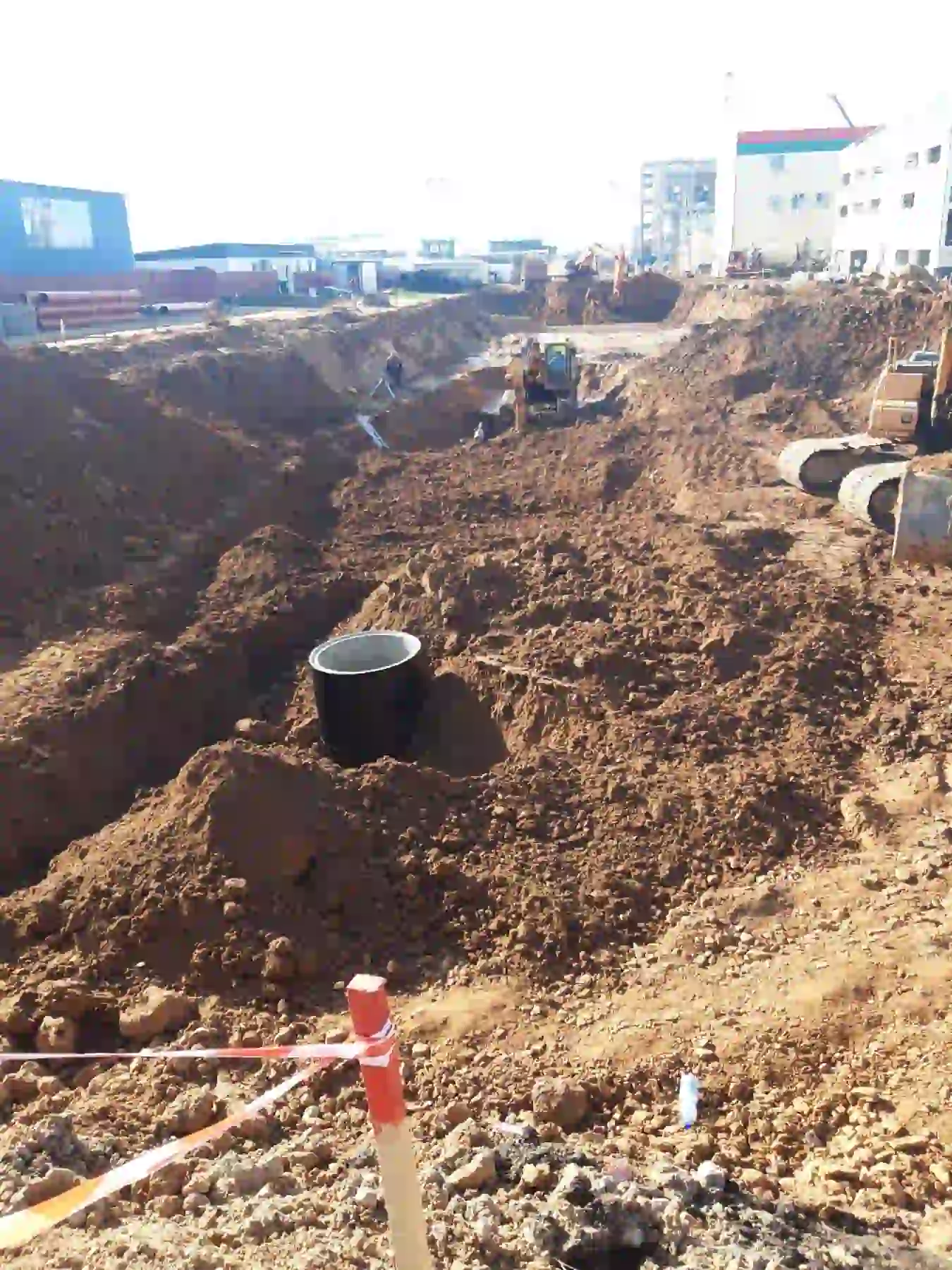 Разработка котлована и траншей под инженерные сети с монтажом ЖБ колодца на строительной площадке