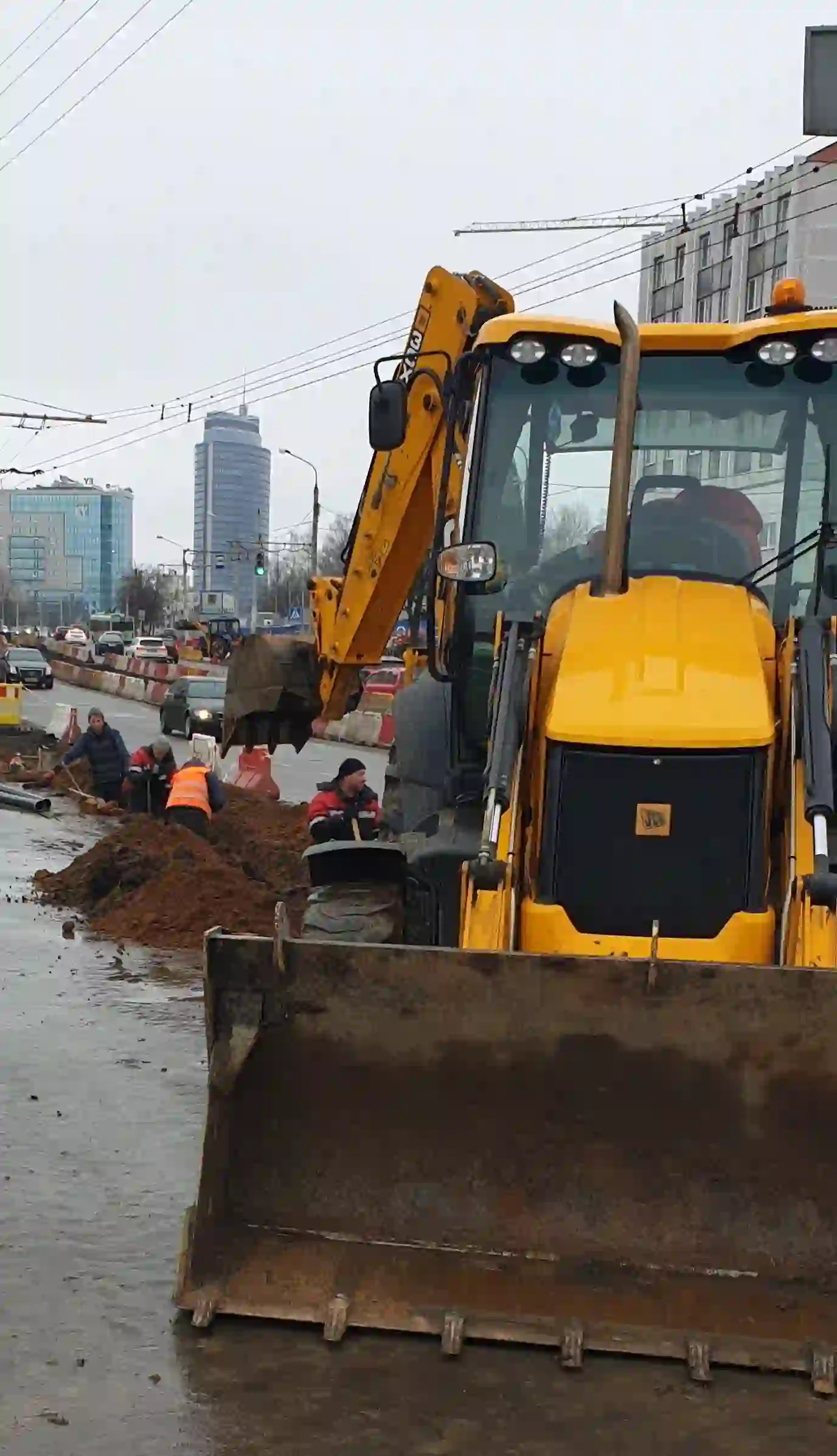 Разработка траншеи экскаватором-погрузчиком JCB в Минске