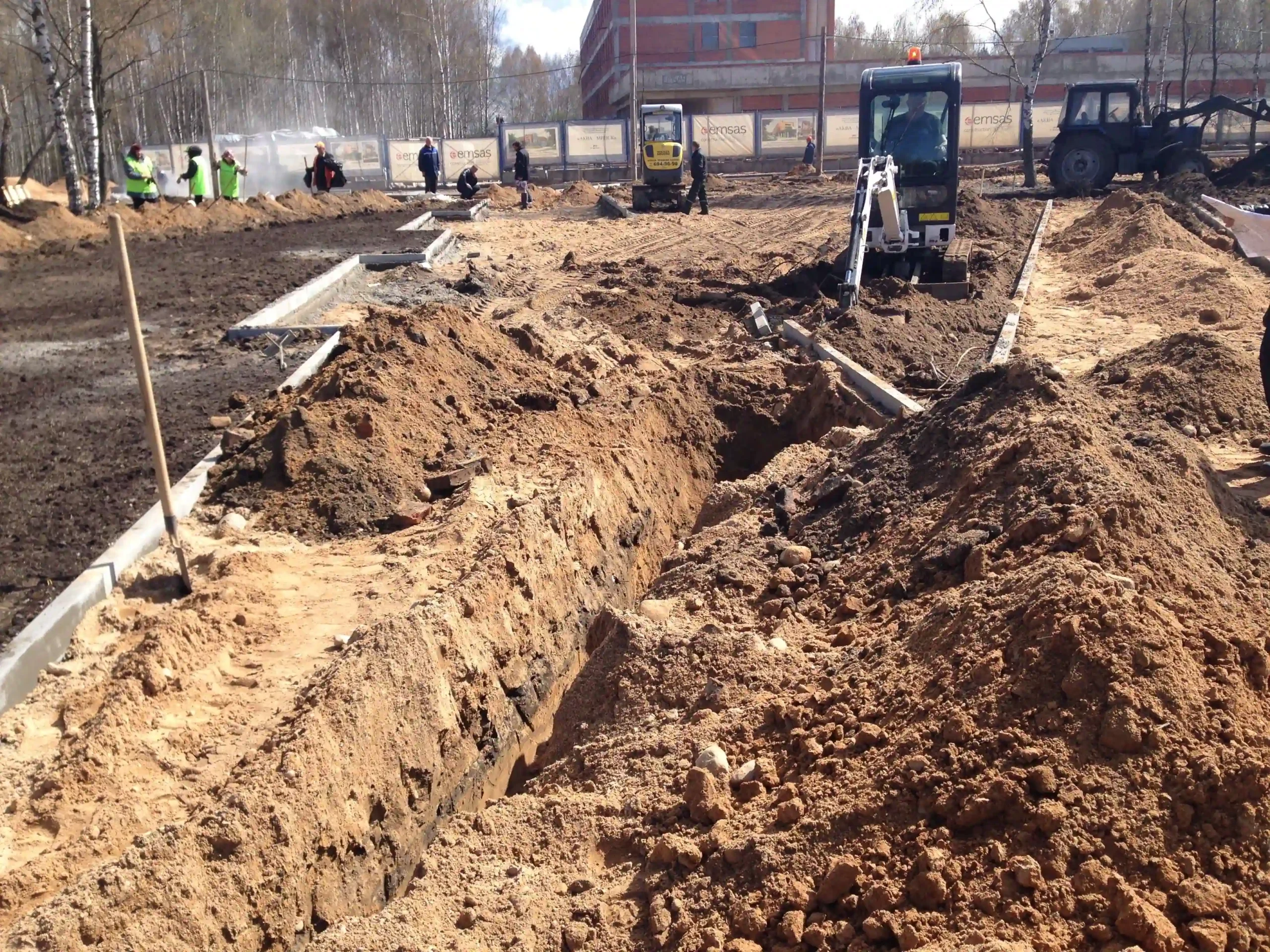 Траншея под кабель для освещения на строительном участке аквапарка Лебяжий в Минске