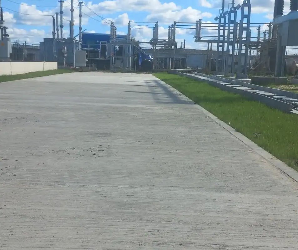 Бетонная дорога с цементобетонным покрытием на промышленном объекте