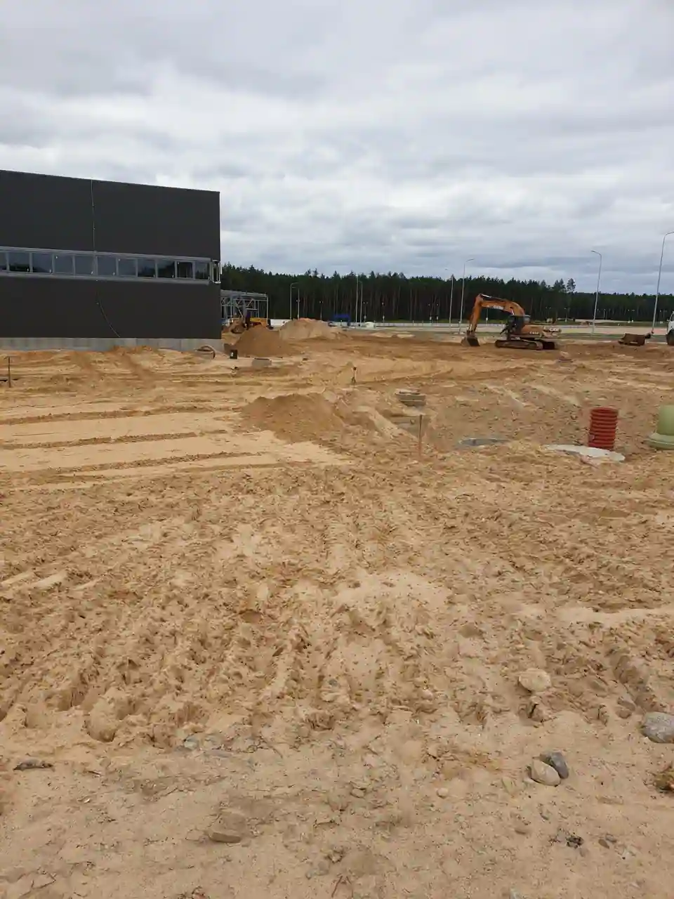 Вертикальная планировка промышленной площадки с использованием экскаватора и погрузчика