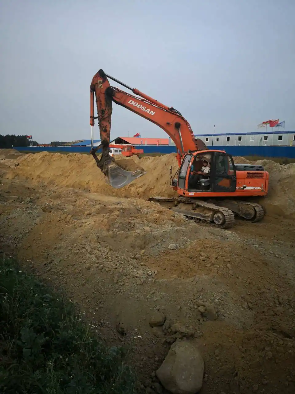 Разработка котлована под фундамент гусеничным экскаватором Doosan