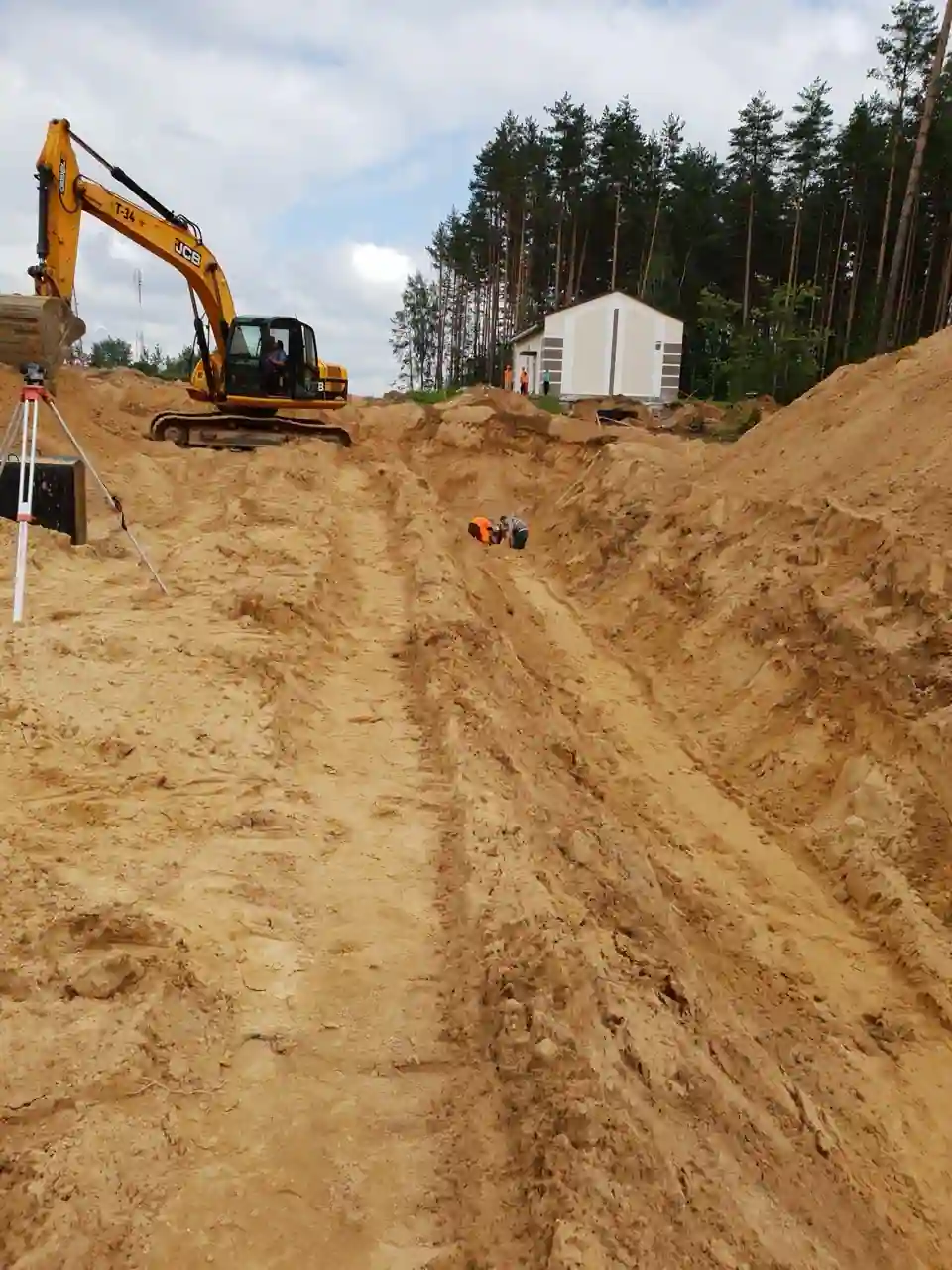 Разработка глубокой траншеи экскаватором JCB при земляных работах под коммуникации