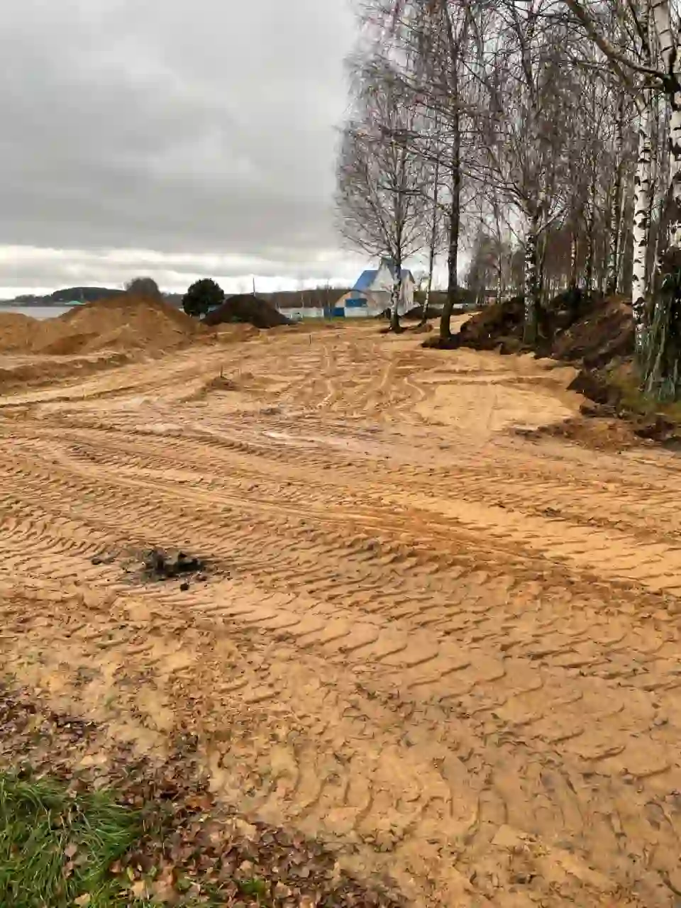 Планировка пляжа на озере в г. Смолевичи: выравнивание песчаного основания и подготовка территории.