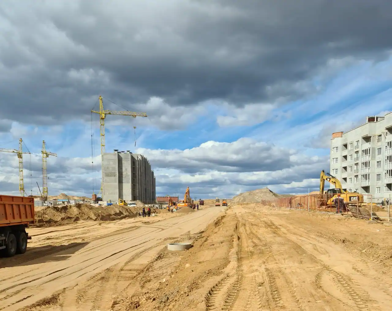 Планировка территории перед устройством цементобетонного покрытия на строительной площадке.