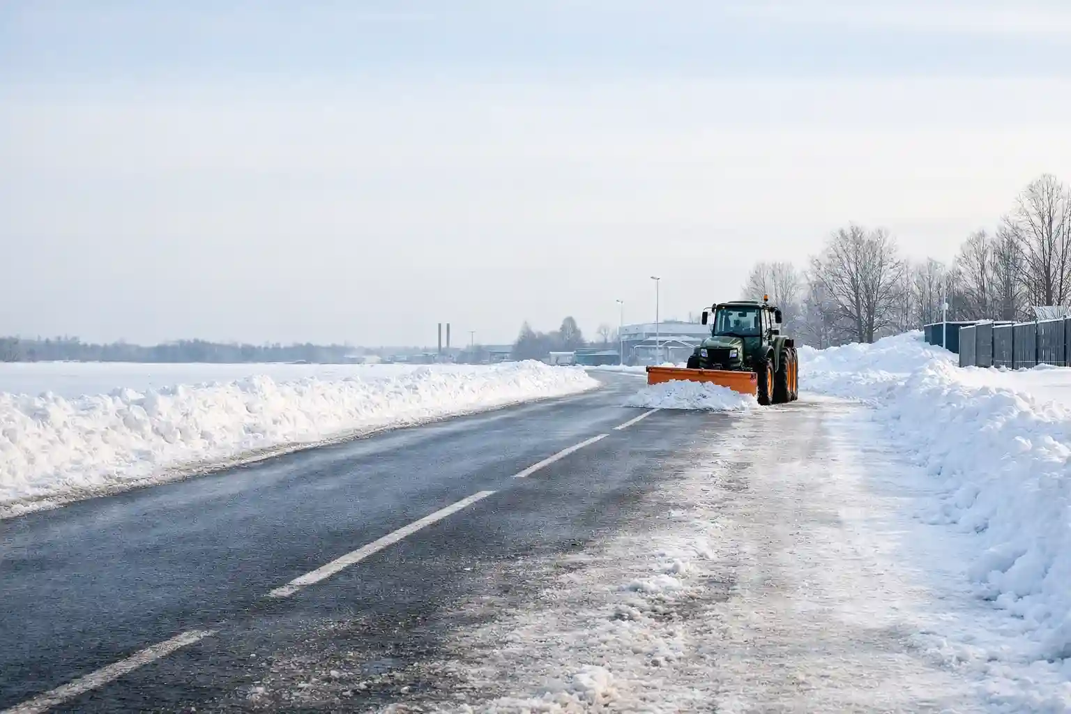 Чистка дороги от снега и льда зимой в Минске