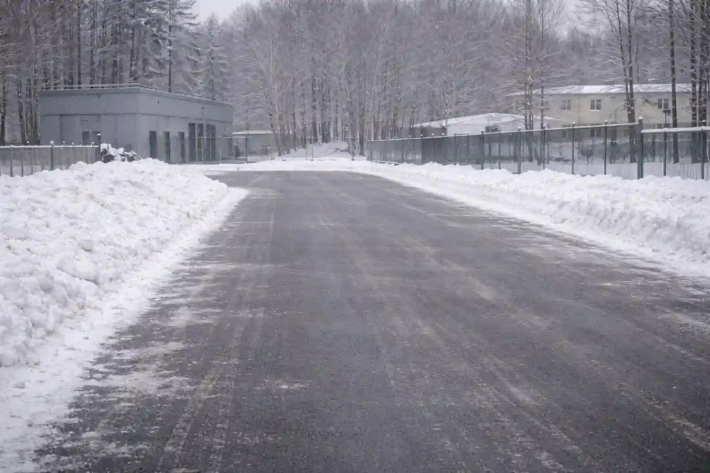 Территория после уборки снега трактором
