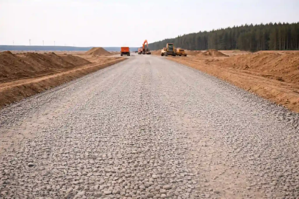 Готовая временная дорога на строительном объекте